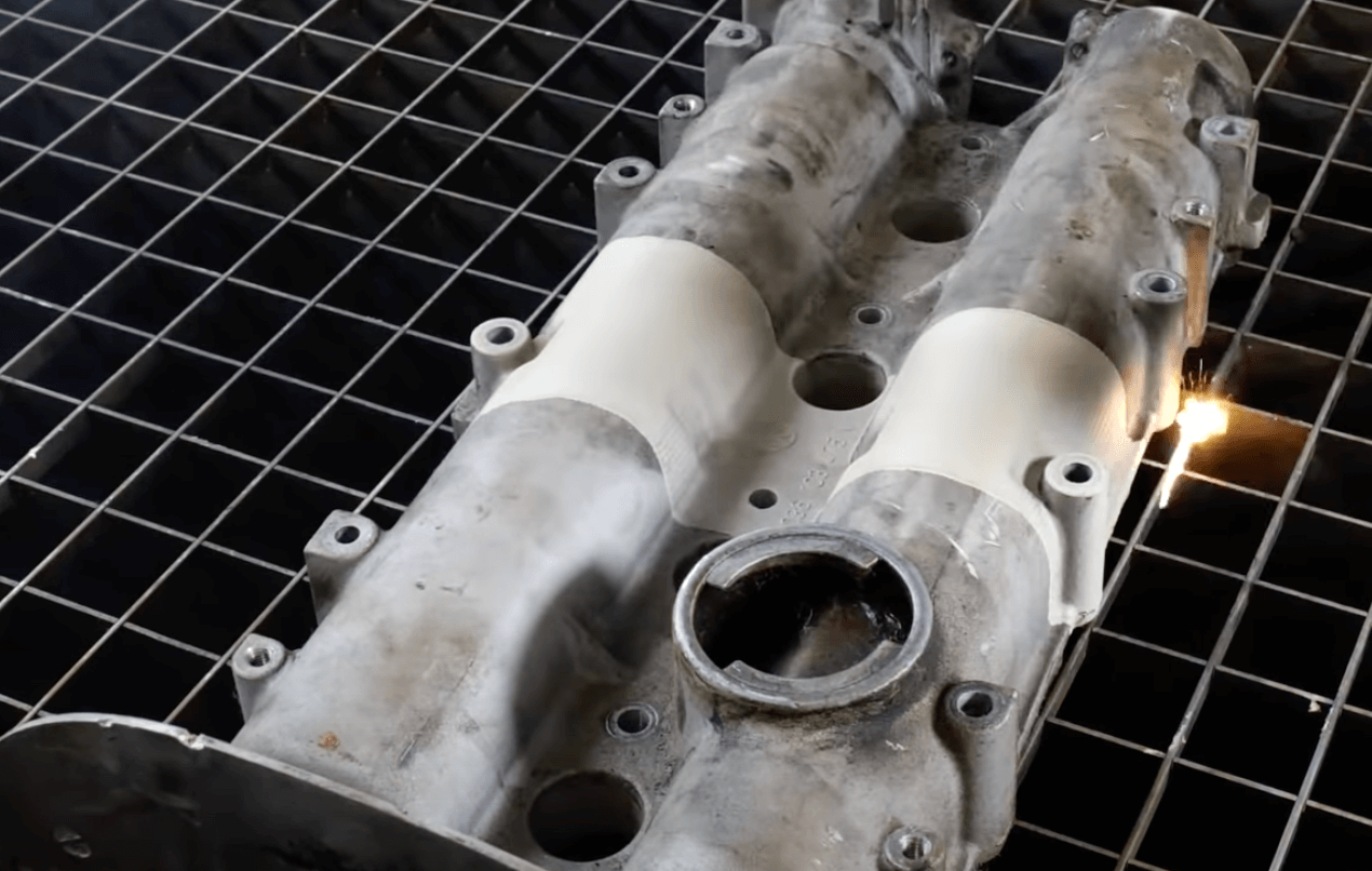 Laser4Clean's proces van het reinigen van een kleppendeksel