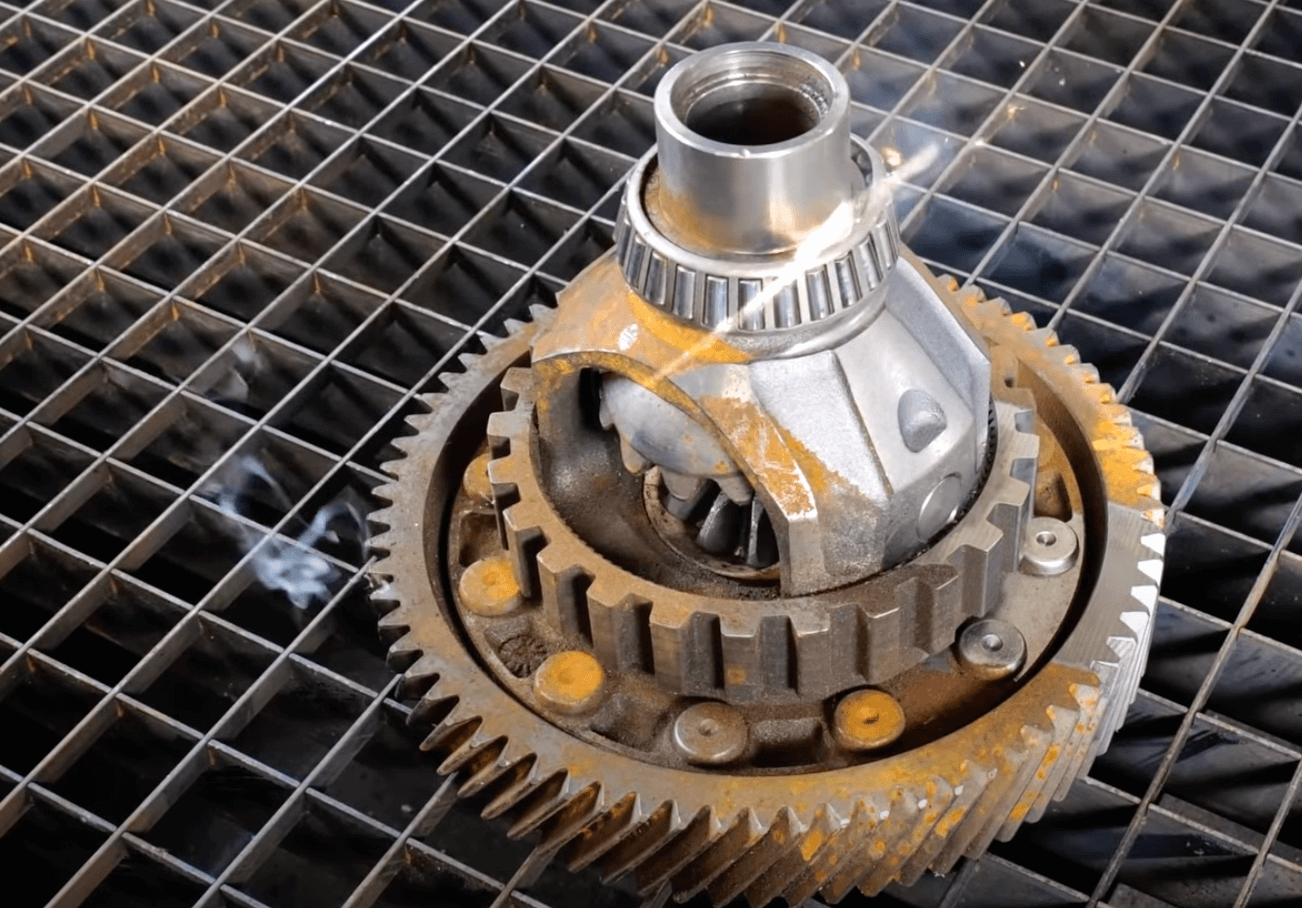 Laser4Clean's proces van het reinigen van een roestig differentieel